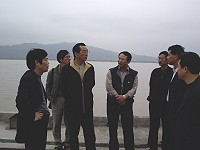 　副縣長徐文吉率交通局長劉德全考察對岸沿海一帶海、河港，圖為瞭解琯頭貨物卸載情形。（圖／連江縣政府交通局提供）
