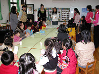 　「讓愛啟動—FUN心閱讀」閱讀思考營在介壽附幼歡樂登場，吸引數十對喜愛閱讀的親子們前往參加，氣氛熱鬧溫馨。（圖／文：曹重偉）