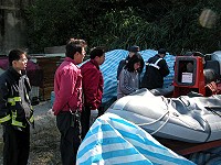 　地區救生艇驚傳遭不明人士以美工刀將橡皮艇表面割破，救生協會立即報案處理，由警方出動刑事組前往蒐證。（圖／文：曹重偉）