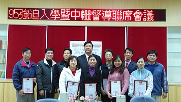 　主任委員陳雪生頒發新任委員聘書。（圖：教育局提供）