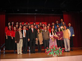 馬祖合唱團在北竿精采演出,縣長陳雪生等人與團員合影。(圖:連江縣政府提供)