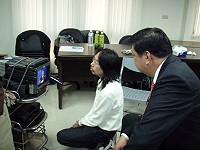 　縣府企劃室特別錄製「馬祖亮起來—聽見幸福的聲音」縣長陳雪生就職五週年紀念專輯，由縣長陳雪生全程口述收音，就各局室重大施政成果向大家報告。（圖：連江縣政府企劃室提供）