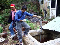 環保局進行十二月份水質檢測工作，委外公司人員前往各淨水池採樣。（圖／文：曹重偉）