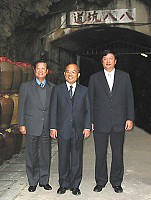 蘇院長曾於民國九十三年十二月卅一日訪馬,當時以總統府秘書長身分前來,圖為省主席顏忠誠、縣長陳雪生陪同。(圖/本報資料室)