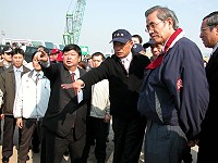 　行政院長蘇貞昌前往福澳國內商港視察，關切旅客碼頭及深水碼頭區潮差及浮動碼頭規劃情形，提醒要以旅客安全為重。（圖／文：曹重偉）