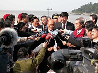 　行政院長蘇貞昌來馬視察，隨行媒體陣仗驚人，不過來到馬祖所關切的還是國內政局。（圖／文：曹重偉）