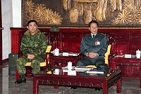 副司令雷中將由指揮官張中將等人陪同,聽取防區戰備整備情形的簡報,並針對問題缺失提供建設性的解決方案。(圖/文:劉家興)