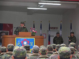 莒指部日前舉行擴大月會,指揮官鍾將軍在致詞時表示,身為軍人應當做好本職務工作,並強化戰備訓練任務,為個人與單位爭取最大榮譽。(圖/文:張名誼)