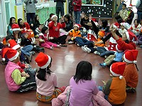 　小天使托兒所「歡樂聖誕親子舞會」溫馨登場，聖誕老公公的出現更是讓全場High到最高點。（圖／文：曹重偉）