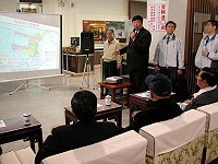 　行政院長蘇貞昌首度來馬視察，縣長陳雪生全程陪同並常上場補充說明，請託蘇揆支持地方建設。（圖／文：曹重偉）