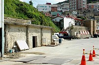 　東引忠誠門旁舊冷凍庫規劃拆除作為汙水場的新建位置。（圖／文：陳其敏）