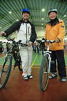 　單車旅遊愛好者褚敏生（左）、黃彥傑，攜帶GPS配備到東引踏遊，建立自行車旅遊資料庫。（圖文：陳其敏）