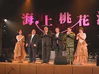 　海上桃花源歲末聯歡晚會歡樂引爆；縣長陳雪生、議長陳振清、立委曹爾忠、指揮官張慶翔一起上台祝賀大家「新年快樂」。（圖／文：曹重偉）　