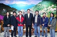 　日本JET台「瀨上剛IN台灣」主持人瀨上剛（左三）來馬訪問，縣長陳雪生推荐多種馬祖珍貴魚類，希望該台多加介紹及取景。（圖／文：曹重偉）