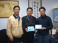 中華電信贈送三百份學習e卡通給縣內國小小朋友。(圖/文:林冰芳)