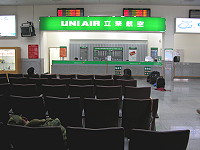 　天候不佳大廳候機旅客寥寥可數，不少阿兵哥乾脆歪頭大睡，現場相當冷清，好在昨天下午終於開場。（圖／文：曹重偉）