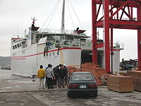 　合富輪頂著大風浪開航，雖然順利輸運兩地滯留旅客，但海象不佳搭起來也是讓旅客相當難受。（圖／文：曹重偉）