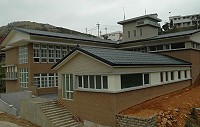 　新建的東引鄉衛生所，外觀猶如別墅造型。（圖／文：陳其敏）