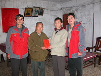 　北竿鄉公所協助上村王全銘申請急難救助金，由鄉長轉達給其父王寶寶。（圖／文：陳鵬雄）