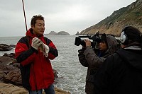 JET電視台瀨上剛in台灣節目抵達東莒進行拍攝。(圖/東莒船老大提供)