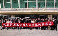 　對岸來馬觀光熱潮不斷，今年首波旅行團翩然抵馬，觀光局課長王敦濤特別前往碼頭迎接，並拉開長長的大紅布表示歡迎之意。（圖／文：曹重偉）