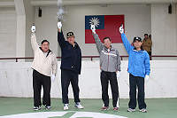     馬防部張中將(右一)、縣長陳雪生(左二)、立法委員曹爾忠(右二)與議會議長陳振清(左一)一同為元旦暨健行活動鳴槍。（圖／文：劉家興）