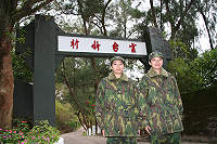 　馬防部雙胞胎女兵呂婉琇、呂婉萍姐妹，日前接受蘋果日報記者專訪時表示，她們選擇加入志願役士兵的行列，希望可以學習獨立自主並紓解家中經濟壓力，除為將來投入社會做準備，並以身為國軍之一員感到榮耀。（圖／文：紀宏曄）