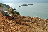 東引西沙(礁)附近的海岸山坡正進行復育整建施工。(圖/文:陳其敏)