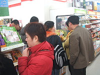 便利商店也成了觀光景點,大陸訪客也來叮咚一下。(圖/文:林冰芳)