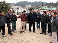 　縣長陳雪生邀集相關單位及清水居民前往清水溼地會勘，並依先前共識就村民活動中心、遊憩廣場及公共廁所等位置做確認與定案。（圖／文：曹重偉）