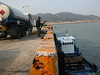 　台電油灌車輸油到油船再運到北竿，隨著南北海纜的完成將成為過去式。（圖／文：陳鵬雄）