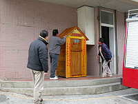 　舊衣回收箱成效良好，環保局特別在介壽村公車站增設一處回收點，也提醒民眾舊衣用垃圾袋包裝好投入即可。（圖／文：曹重偉）