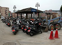 　地區機車成長快速，近期縣府前因為汙水下水道開挖，機車就把公園旁的涼亭周邊停得滿滿滿。（圖／文：曹重偉）