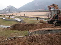 　北竿后澳村展開汙水處理池興建工程，將率先成為北竿有如此先進設施的村莊。（圖／文：陳鵬雄）