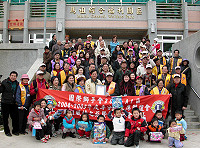 　寒冬送溫情，國際獅子會由遠東年會主席蔡天賜代表致贈馬祖福利園區除濕機及兒童玩具，主任秘書王忠銘代表縣長陳雪生接受。（圖／文：曹重偉）