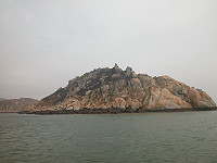 十五日晚間林坳嶼無名大火延燒西南側。(圖:海巡隊提供)