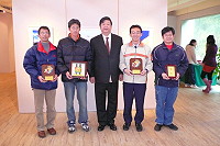 95年海上桃花源攝影比賽得獎人昨日在民俗文物館由縣長陳雪生頒發獎牌及獎金。(圖/文:林冰芳)
