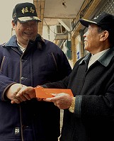 縣長陳雪生提前向東引鄉親拜年,並贈送春節慰問金給六十歲以上的年長鄉親。(圖/文:陳其敏)