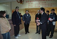 縣長陳雪生勘察東引鄉保齡球館舊址,對於地方建議恢復做為民眾活動中心的構想也表示支持。(圖/文:陳其敏)