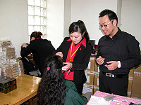 　雅頓化妝品公司來馬促銷，不少婦女朋友前往體驗一番。（圖／文：曹重偉）