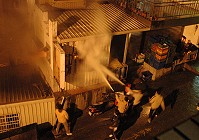 　東引民生國宅傳出火警，附近鄰居迅速持滅火器協助救火。（圖／文：陳其敏）