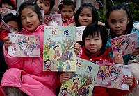 　新出版的馬祖各國小鄉土語言教材「比月娘」書，是福州童謠台灣調。（圖／文：陳其敏）