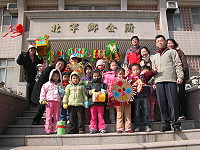 　塘岐附幼組成小小賀年團向北竿鄉親拜年。（圖／文：陳鵬雄）