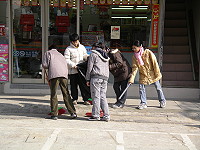 介壽國中小全體師生打掃街道,為社區盡心力。(圖/文:林冰芳)