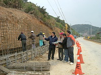 　莒光鄉長柯玉官巡視鄉內坍方災區重建工程。（圖／文：陳樂團）