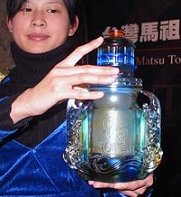 慶祝東引燈塔建立101週年所推出名家設計的琉璃瓶高粱酒,在大陸福州引起廣大迴響。(圖:馬祖酒廠提供)