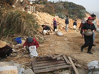 　善男、信女靠著基本工具加入牛峰境新廟興建。（圖／文：林冰芳）