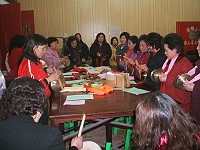 　山隴白馬尊王婦女鼓板隊每晚聚集在廟內勤加練習。（圖／文：林冰芳）