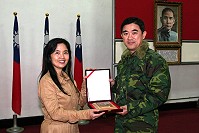 馬防部指揮官張中將日前於九十六年第一季學術講演中特別致贈紀念牌予國防大學通識教育中心助理教授洪淑宜博士,感謝其針對溝通技巧所發表的精闢演講。(圖/文:紀宏曄)