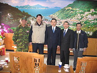　縣長陳雪生與軍友社秘書長林家雄就迎賓館委外經營案進行協商。（圖：馬防部提供）